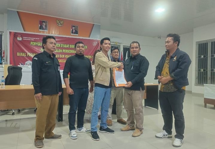 Bapaslon Thurman - Ronald Serahkan Berkas Pendaftaran Pilbup Toba Ke KPU