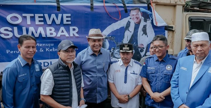 Bupati Solok Capt. Epyardi Asda Dampingi Ketua Umum DPP PAN, Zulkifli Hasan Serahkan Bantuan Bencana Alam Kabupaten Agam