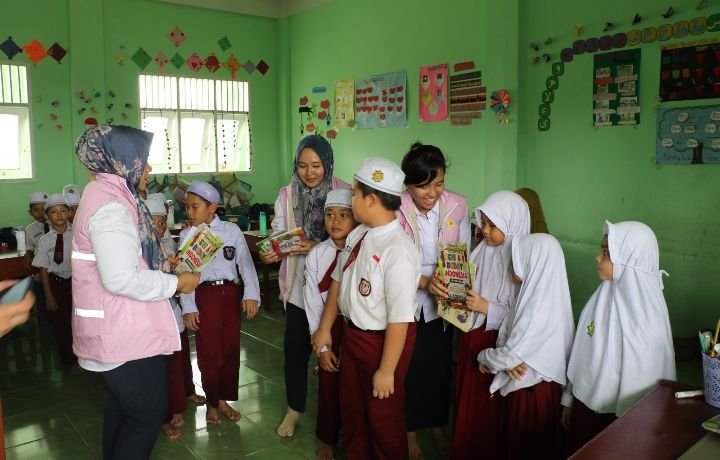 Srikandi PLN Salurkan Buku Kepada Siswa SD IT Bina Insan