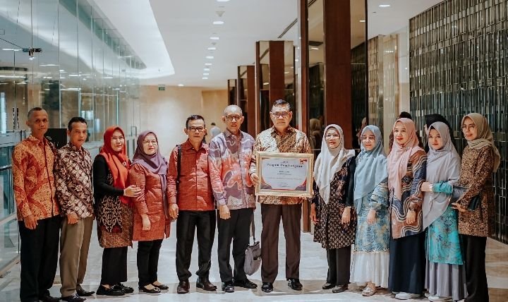 Bupati Solok Epyardi Asda Terima Penghargaan dari BKKBN Pusat