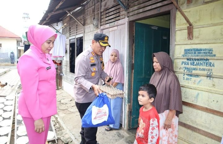 AKBP Dudung Setyawan dan Bhayangkari Polres Padangsidimpuan Bagikan Sembako di Jum'at Berkah