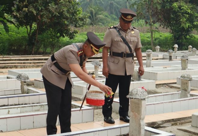 Kapolres Asahan Berserta PJU Ziarah Dan Tabur Bunga Di Makam Pahlawan