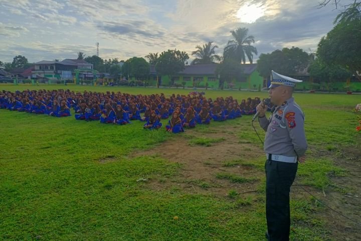 Sat Lantas Polres Palas Laksanakan Sosialisasi Tertib Lalu Lintas Ke Sekolah MTSN 1