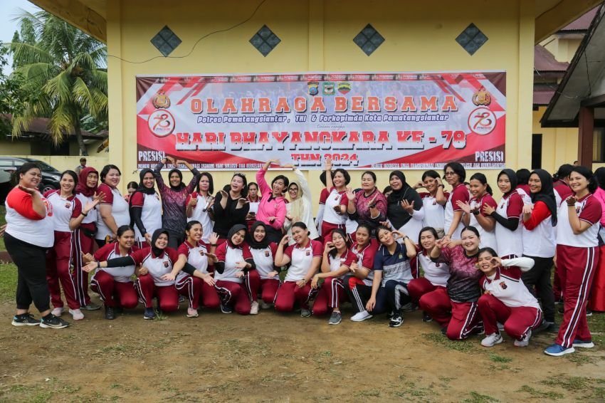 Wali Kota ikuti olahraga bersama Polres di Lapangan Brimob Batalyon B Kompi 2