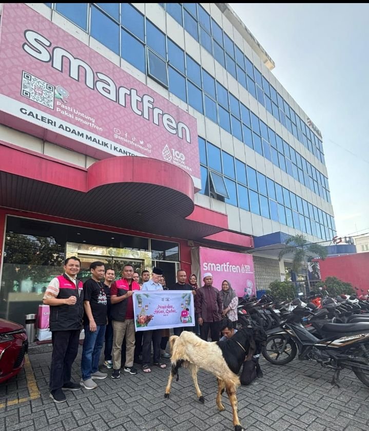 Jelang Hari Raya Idul Adha 1445H, Smartfren Serahkan Hewan Kurban untuk Warga Sekitar
