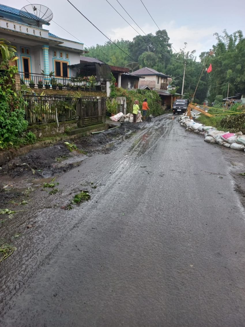 Jalan Longsor Di Cingkes Warga terpaksa Gotong Royong, di harapkan Pemerintah Cepat Menangani.