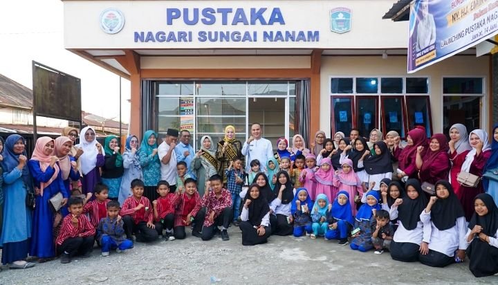 Ketua TP-PKK Sekaligus Bunda Literasi Kab. Solok Ny. Hj. Emiko Epyardi Asda, SP, Meresmikan secara Langsung Perpustakan Nagari Sungai Nanam.