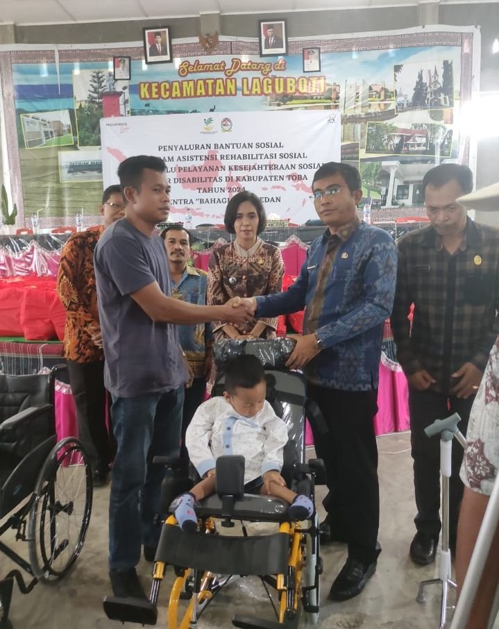 Penyandang Disabilitas Terima Bantuan, Bupati : 'Semangat, Fokus pada Kelebihan'