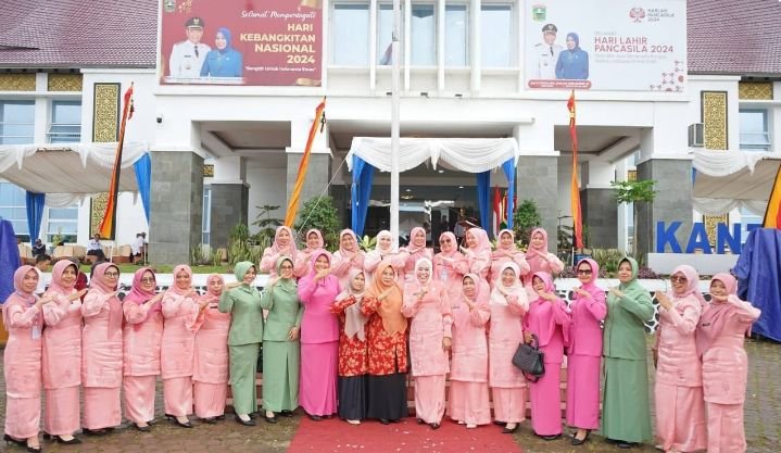 Ketua TP PKK Kabupaten Solok Ny. Emiko Epyardi Asda Menutup Jambore PKK Kabupaten Solok