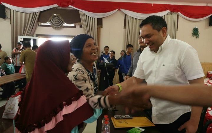 Bupati Pakpak Bharat Serahkan 1000 Paket Sembako Dari Presiden RI Kepada PPKS