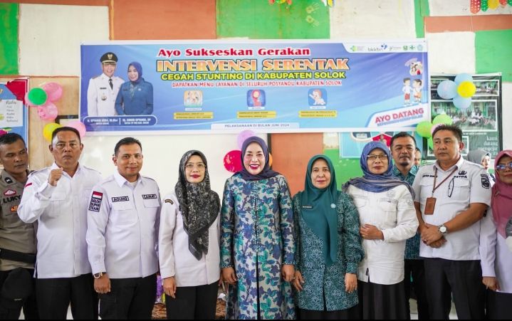 Ketua TP PKK Kabupaten Solok Kunjungi Gerakan Intervensi Serentak Pencegahan Stunting di Kabupaten Solok .
