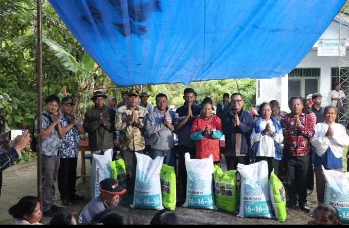 Bupati Toba Dorong Warga Petani Desa Partoruan Janjimatogu ,Uluan Semakin Rajin