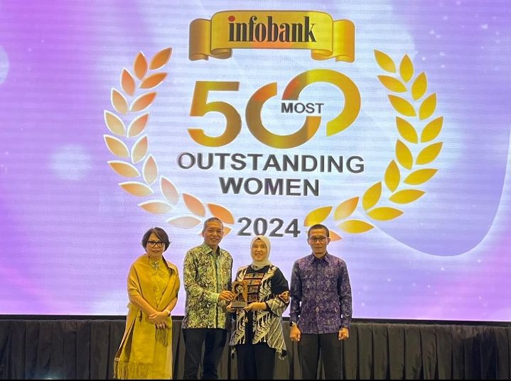 Direktur Keuangan dan Teknologi Informasi Bank Sumut Arieta Aryanti Raih Penghargaan The Most Outstanding Woman 2024