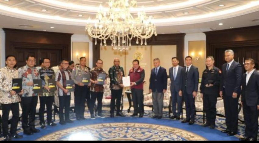 Tangkap Buronan Chaowalit Polri Dari Ditkrimum Polda Sumut Terima Penghargaan Dari PM Thailand