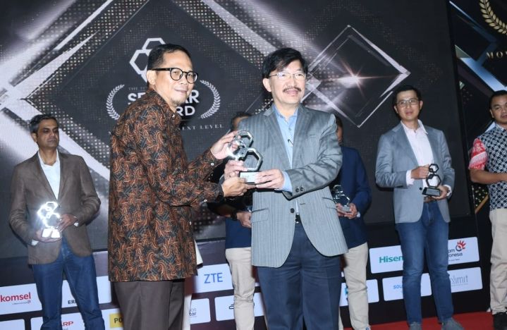 Gerakan Smartfren 100% untuk Indonesia dan Router Sahabat Raih Selular Awards 2024