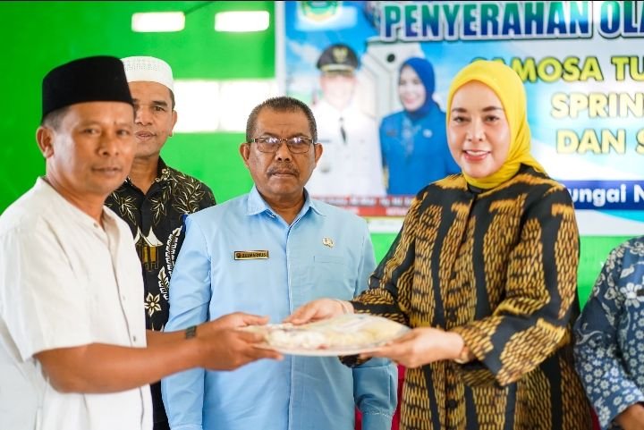 Ketua Umum FORIKAN Kabupaten Solok Bagikan Olahan Hasil Perikanan Untuk Masyarakat Alahan Panjang dan Sungai Nanam