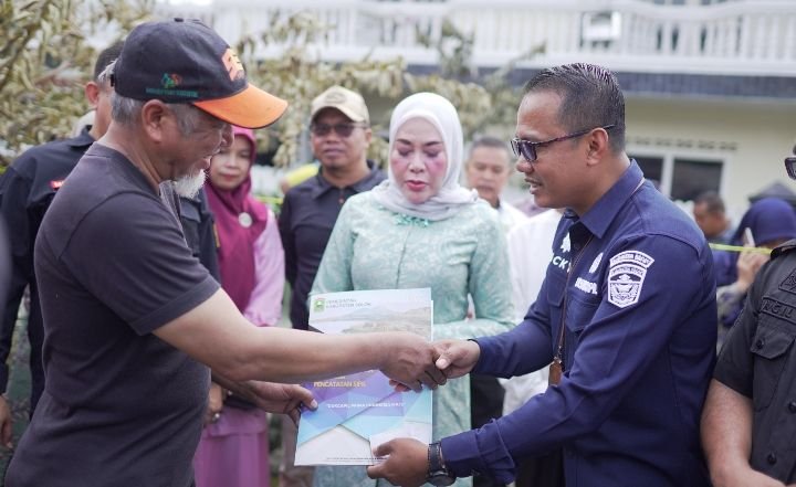 Ketua TP- PKK Hj. Emiko Epyardi Asda, SP Serahkan Bantuan Kepada Korban Kebakaran di Selayo
