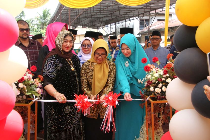 Wali Kota didampingi Ketua Dekranasda H Kusma Erizal Ginting SH meresmikan Baitul Quran Paradep Puspa,