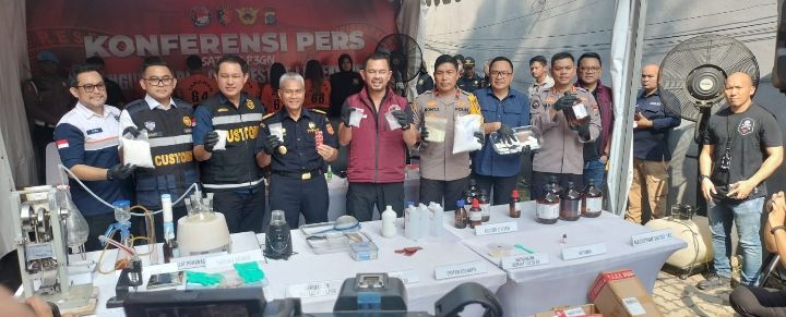 Mabes Polri dan Polda Sumut Ungkap Home Industri Ekstasi di Sukaramai II, Medan Area 5 Tsk Diamankan.