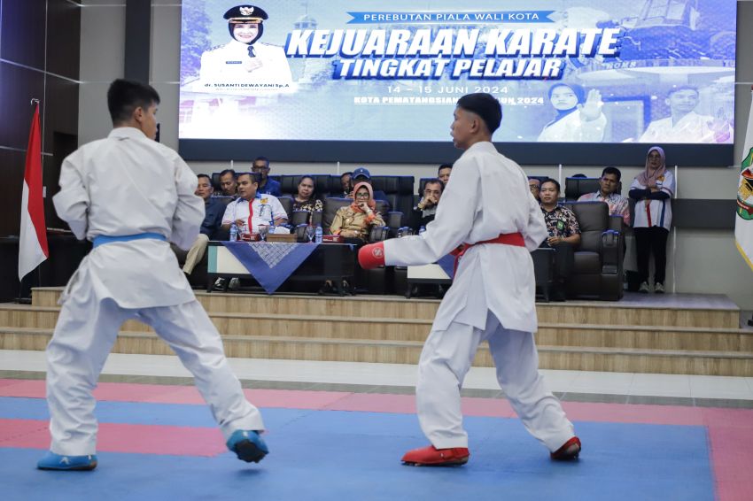 Pertandingan Kejuaraan Karate Pelajar memperebutkan Piala Wali Kota