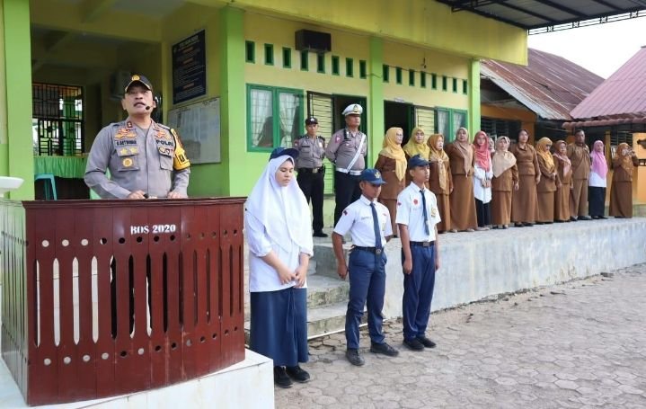 AKBP Dudung Setyawan Berikan Arahan di SMP N 4 Padangsidimpuan,l