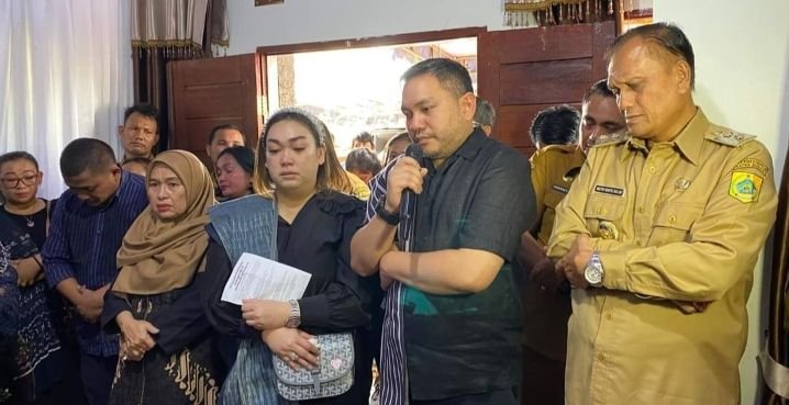 Bupati Bersama Wakil Bupati Bharat Melayat Ke Rumah Duka Salah Satu Dari ASN Pakpak Bharat