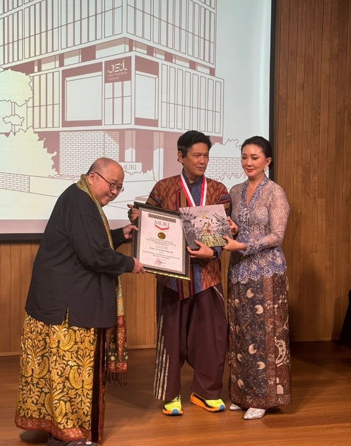 Karya Buku Puisi Wina Armada Sukardi Mendapat Anugrah MURI