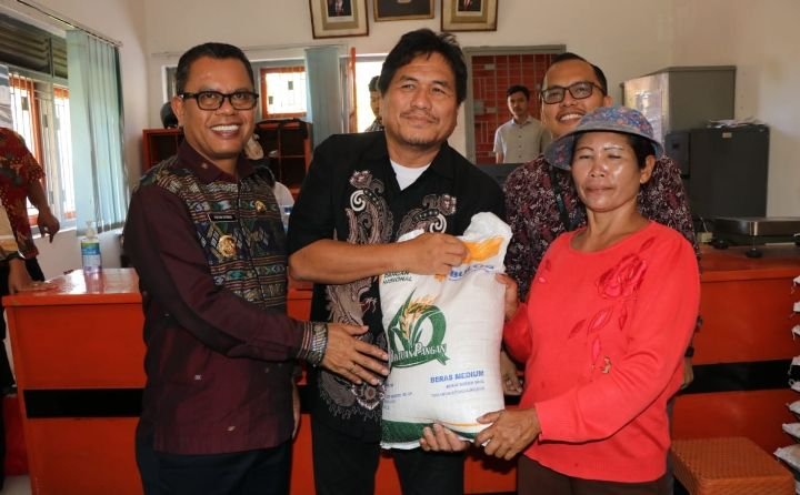 Salurkan Bantuan Beras Cadangan Pemerintah ,Bupati Toba Berharap Penerima Semakin Rajin
