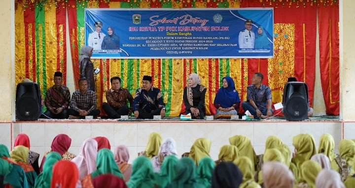 Ketua TP-PKK Kab. Solok Ny. Hj. Emiko Epyardi Asda, SP Mengukuhkan Forum Komunikasi Bundo Kanduang Kec X Koto Diatas