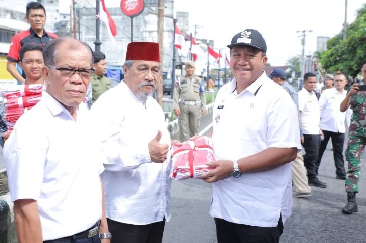 Pemkab Asahan Bagikan Bendera Merah Putih