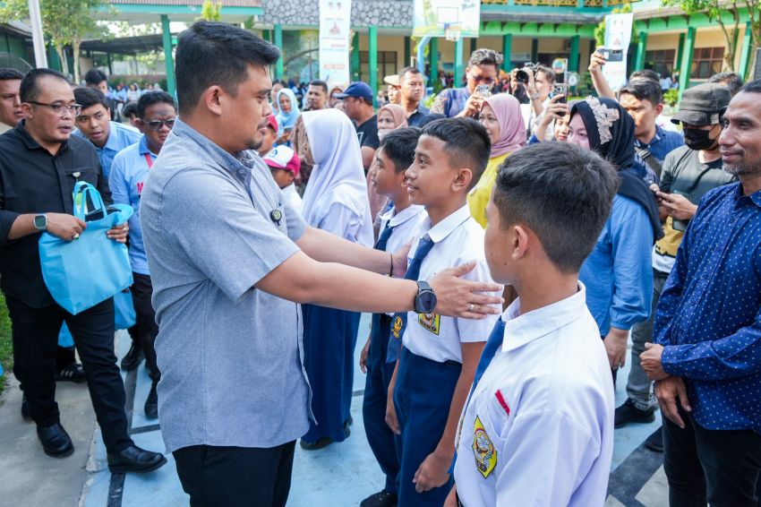 Wali Kota Medan Bagikan 40 Ribu Seragam serta Perlengkapan Sekolah Kepada Siswa/i SD dan SMP