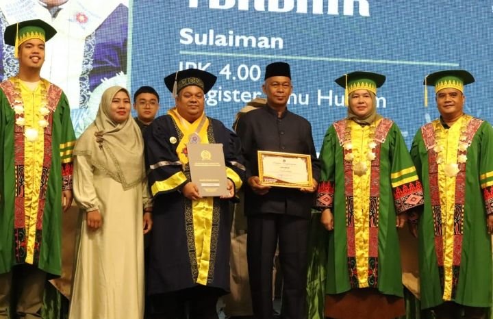 Pimpinan Dompet Dhuafa Waspada Sulaiman Raih IPK 4.00 Sandang Gelar Wisudawan Terbaik dan Berprestasi di Magister Hukum