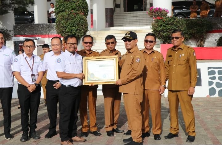 Pemkab Toba Terima Penghargaan Universal Health Coverage 98,76 % JKN dari BPJS Kesehatan.