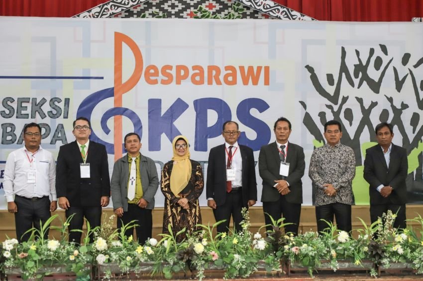 Wali Kota  bersama Praeses Distrik 1 Pdt Naek Hamonangan Damanik membuka secara resmi Pesta Paduan Suara Bapa GKPS se-Distrik 1