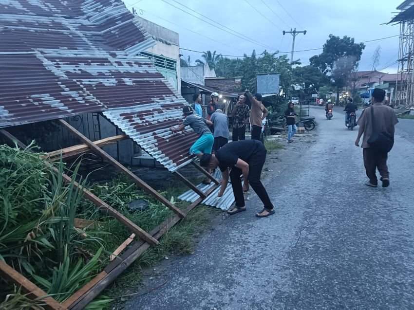 Camat Siantar Martoba langsung kunjungi 14 rumag yang terdampak akibat hujan deras dan disertai angin kencang