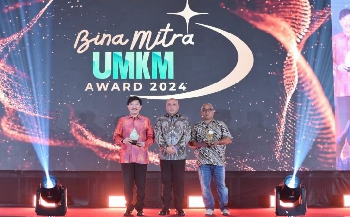 Smartfren Raih Predikat Gold dalam Bina UMKM Awards 2024 Lewat Program Teman UMKM