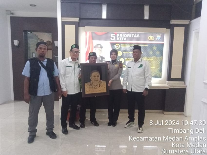 Bakopam Sumut Serahkan Lukisan kepada Kapoldasu