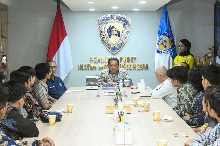 Ketua Umum IMI Bamsoet Lepas Universitas Indonesia Racing Team Ikuti Formula Student Czech Republic