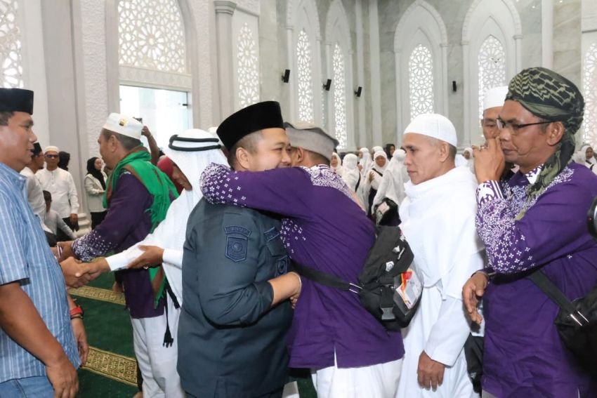 Bupati Dolly Pasaribu Sambut Kedatangan Jema'ah Haji Kloter 23 Tapsel Dengan Penuh Rasa Haru