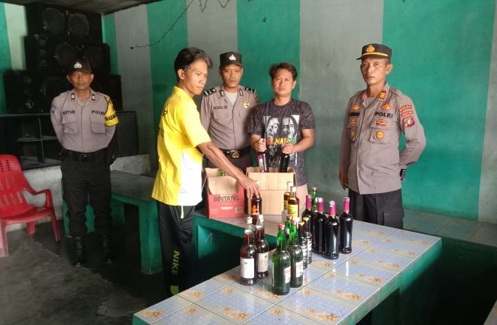 Polsek Bangun Resor Simalungun Gelar Razia Miras, Sita Puluhan Botol Minuman Keras