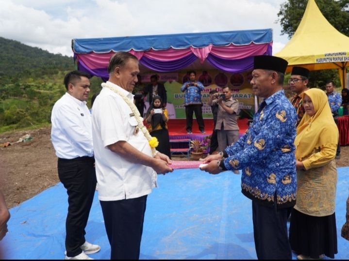 Wabup Pakpak Bharat Serahkan Tanah Hibah Ke Madrasah Ibtidaiyah Salak
