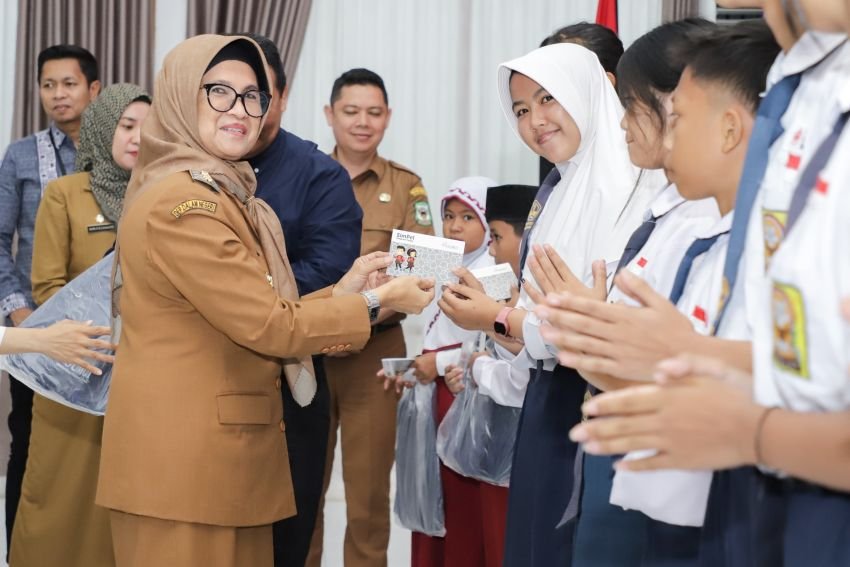 Wali Kota membagikan  buku Tabungan kepada siswa-siswi SD dan SMP dalam rangka Road to Hari HIM