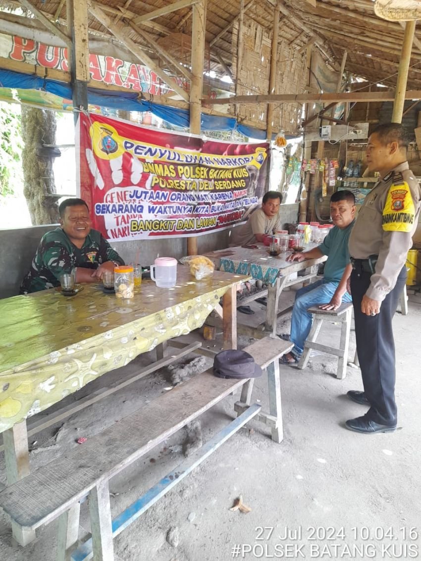 Personil Polsek Batang Kuis Polresta Deli Serdang Sambangi Warga dan Sosialisasikan Tentang Bahaya Narkoba