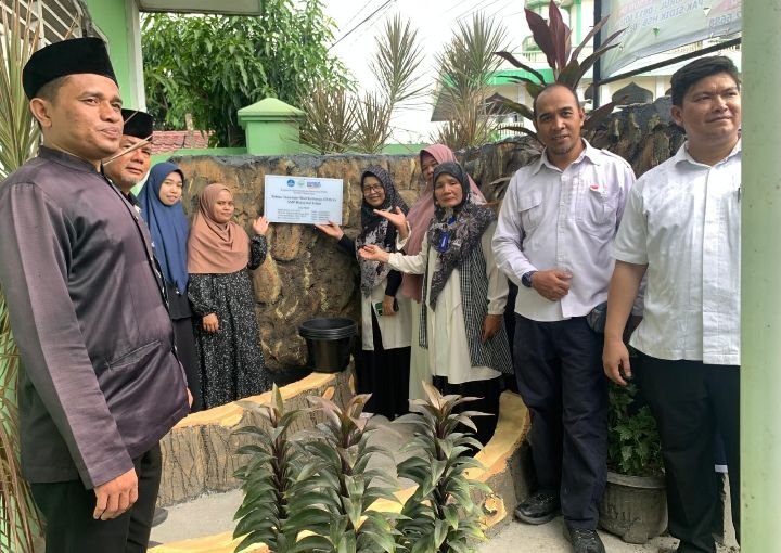 Dosen Unimed Latih Guru dan Siswa SMP Hidayatul Islam Membuat Taman Tanaman Obat Keluarga