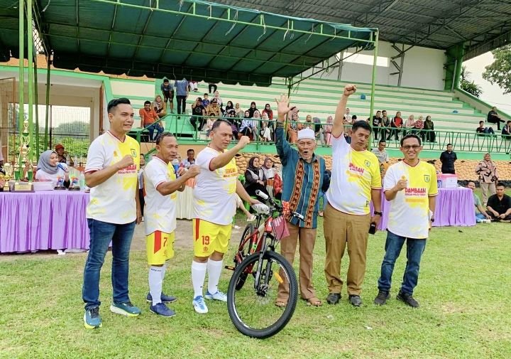 Kakek Saragih Sumringah Terima Sepeda dari Kapolres Sergai