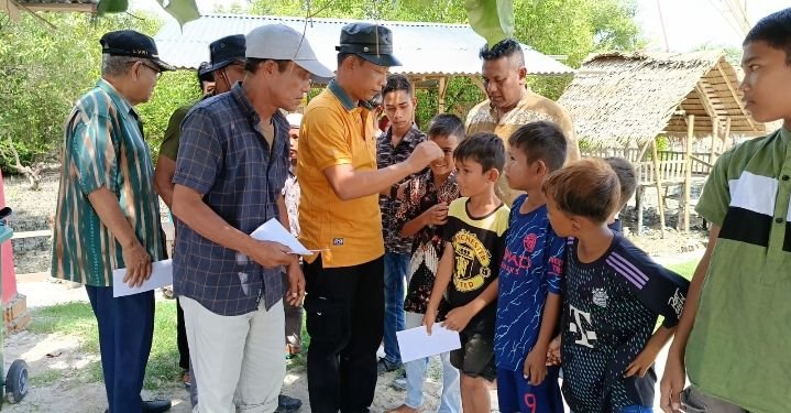 Ketua SMSI Zuhari Kembali Berbagi Rezeki Dengan Anak Yatim di Pantai Merdeka