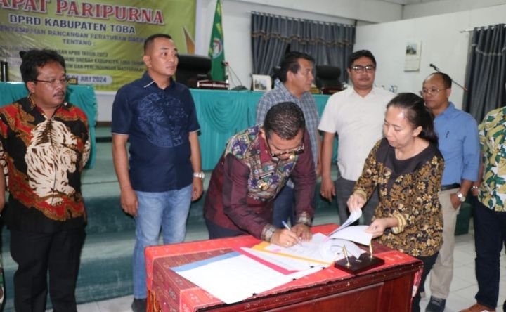 Pemkab dan DPRD Toba Tandatangani Nota Kesepakatan Ranperda Pertanggungjawaban APBD 2023