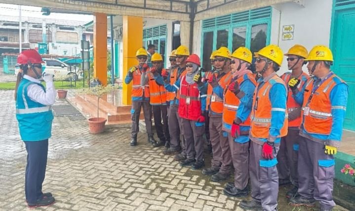 Petugas Teknik PLN Nuraida Merasa Nyaman dan Aman Saat Menjaga Keandalan Listrik