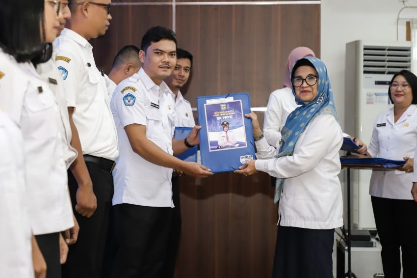 Wali Kota menyerahkan SK PPPK Tahun 2022 di Ruang Serbaguna