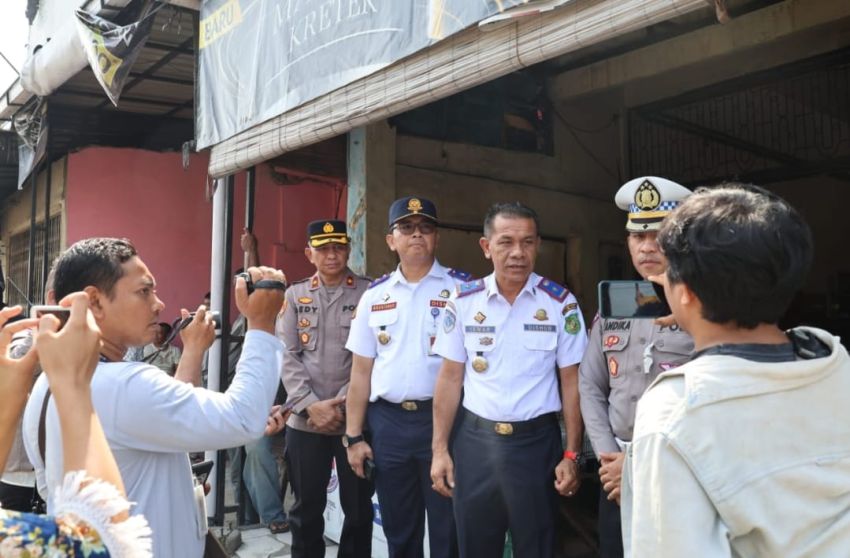 Turun langsung Pada Penertiban Lalu lintas di Jalan Jamin Ginting, Kadishub Sumut Dorong Operator Angkutan Patuhi Aturan Pool.